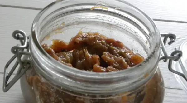 En burk med hemlagad rabarber chutney. Den gyllene, söta och syrliga chutney passar perfekt till ostbrickan.