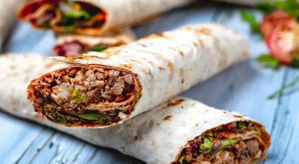 Turecki kebab: Co jesz w Polsce, a co w Turcji? Poznaj prawdę!