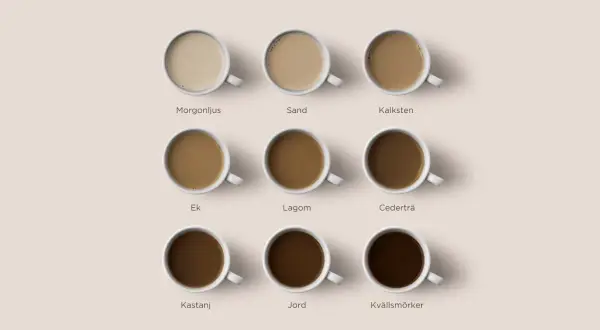Nio koppar kaffe med vitt, från ljusaste morgonljus till mörkaste kvällsmörker.