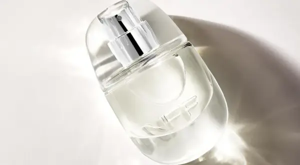 Elegancka butelka perfum z logo NFF. Czy powinno się czuć swoje perfumy? Ten zapach subtelnie otula, nie przytłaczając.