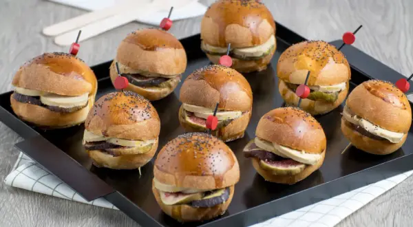 Plateau de mini burgers gourmands : pain brioché, foie gras, figues et cornichons. Un délice pour les papilles !