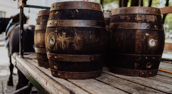 Alte Holzfässer auf einem Wagen, bereit für das Augustiner Oktoberfest.