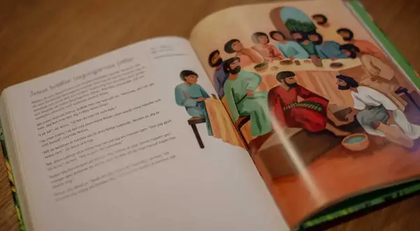 Bilden visar en illustration från en bok där Jesus tvättar lärjungarnas fötter. En fin berättelse att läsa som tal till konfirmand.
