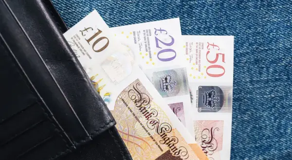Portfel z banknotami 10, 20 i 50 funtów. Idealny na zwrot podatku z UK.