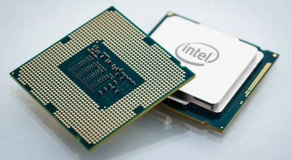 Zwei Intel-Prozessoren, einer mit sichtbaren Pins und der andere mit dem Intel-Logo, bereit für den Einbau in ein System, das die Leistung des Intel Devil's Canyon nutzt.