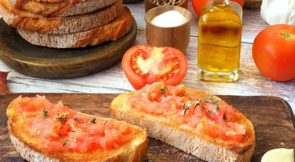 Pyszna bruschetta przepis: chrupiące grzanki z pomidorami, czosnkiem i oliwą. Idealna na szybką przekąskę.