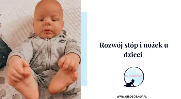Niemowlę w szarym dresie Nike, z widocznymi wygiętymi nóżkami i stopami. Temat: Rozwój stóp i nóżek u dzieci.