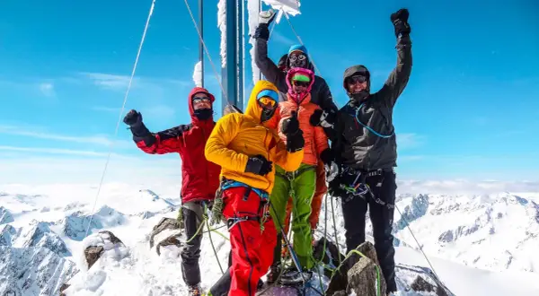Fünf Bergsteiger feiern den Gipfelsieg am Wildspitze über den Normalweg.