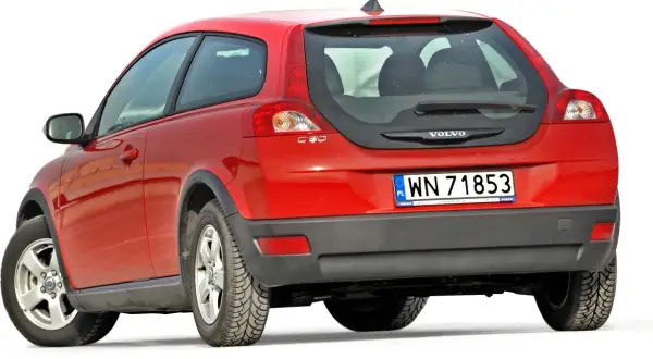 Czerwone Volvo C30 z napędem na tył, widok od tyłu. Tablica rejestracyjna WN 71853.