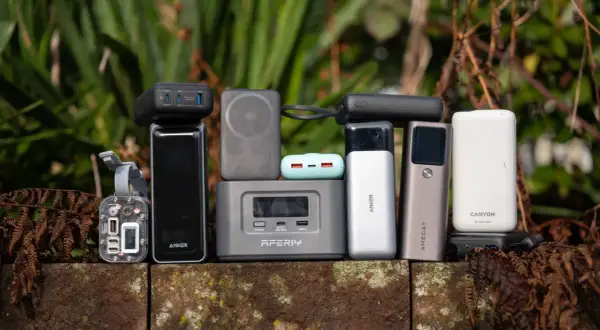 Verschiedene Powerbanks, von klein bis groß, zeigen, wie viel mAh eine Powerbank haben sollte für unterwegs.