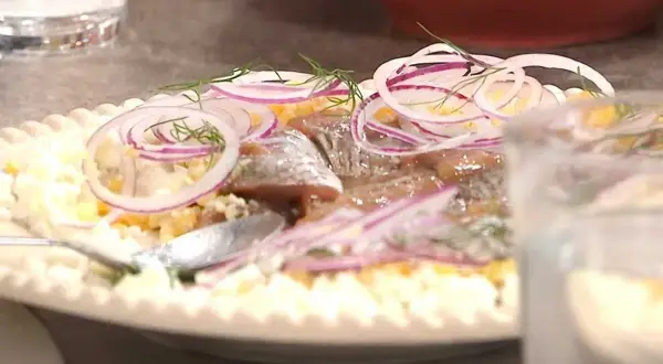 Matjessill recept med hackat ägg, rödlök och dill. En klassisk svensk rätt som passar perfekt till midsommar.