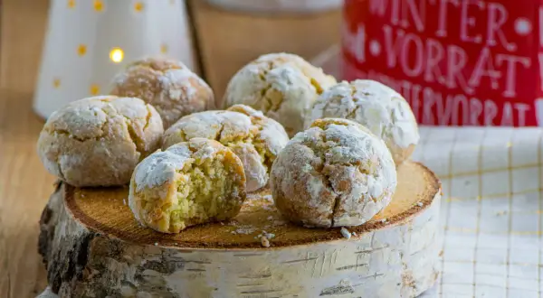 Leckere Amarettini Kekse, frisch gebacken und mit Puderzucker bestäubt. Ein perfektes Rezept für süße Momente.