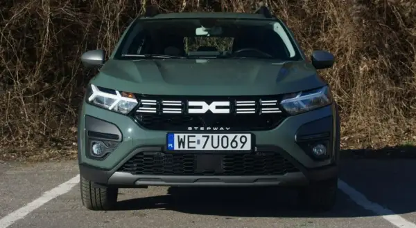 Zielony Dacia Stepway, idealny na miejskie wyprawy. To najtańsze auto, które oferuje mnóstwo przestrzeni i nowoczesny wygląd.