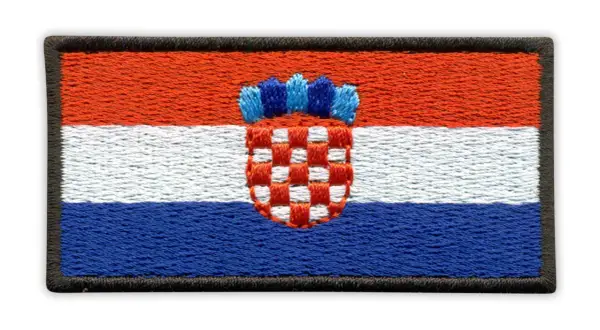 Naszywka z flagą Chorwacji, z herbem w kształcie szachownicy i koroną.