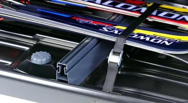 Skidor för thule alpine touring säkert fastspända i takboxen.