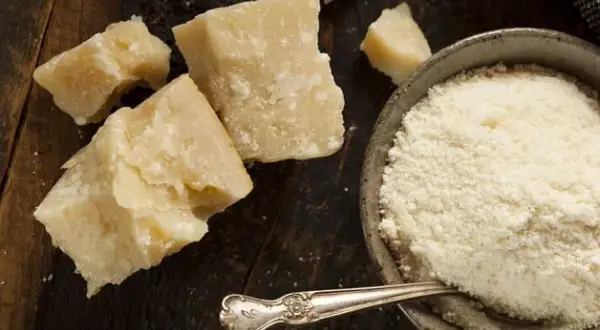Jak skutecznie zastąpić ser parmezan w kuchni i nie przepłacać