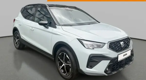 Biały Seat Arona, stylowy crossover, gotowy na miejskie przygody.