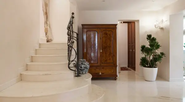 Scale in marmo bianco, perfette per lucidare e dare un tocco di eleganza all'ingresso.