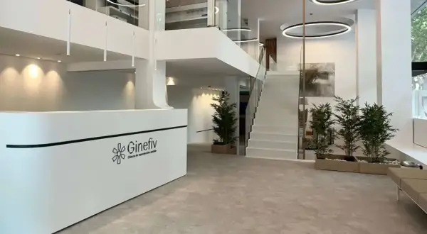 Recepción moderna de Ginefiv, clínica de reproducción asistida. Las opiniones sobre sus servicios son muy positivas.