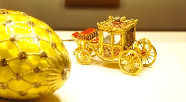 Złoty, bogato zdobiony powóz i żółte jajko Faberge, jakby zaginione skarby carskiej Rosji, czekają na odkrycie.