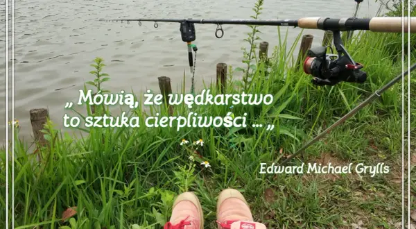 Wędkarstwo nad stawem w lesie. Wędka czeka na branie, a trawa ugina się pod stopami. Czas na cierpliwość.