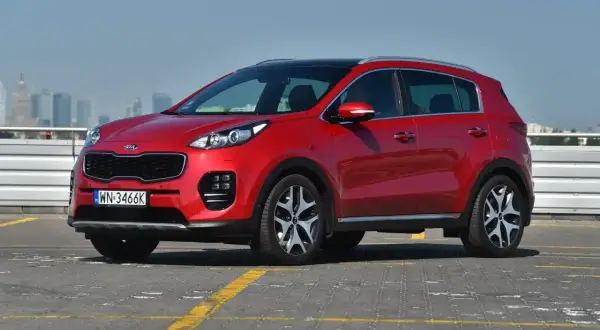 Czerwony Kia Sportage na parkingu, idealny do miasta i na dalsze trasy. Zastanawiasz się nad jego kia sportage spalanie?