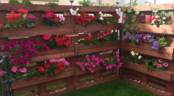 Kwietnik z palet: Prosty poradnik DIY na balkon i do ogrodu