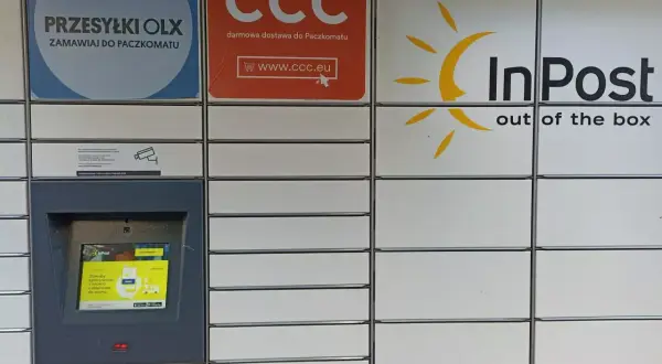Paczkomat InPost z logo OLX i CCC. Ekran pokazuje instrukcje, jak wygenerować kod QR do nadania paczki.