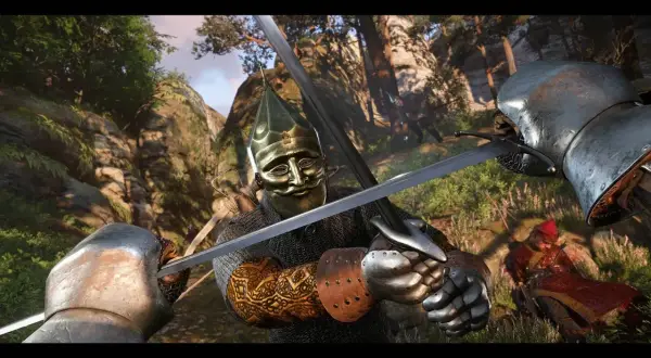Intensywna walka w Kingdom Come: Deliverance. Dwóch rycerzy w zbrojach i hełmach z maskami mierzy się mieczami w lesie.