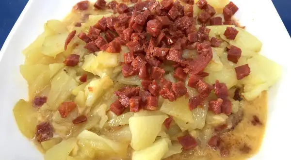 Plato de patatas con trocitos de chorizo, una deliciosa tortilla de chorizo lista para disfrutar.