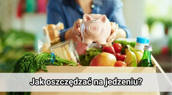 Różowa świnka-skarbonka nad kartonem z produktami spożywczymi, sugerująca oszczędzanie na zakupach i efektywny transport żywności.