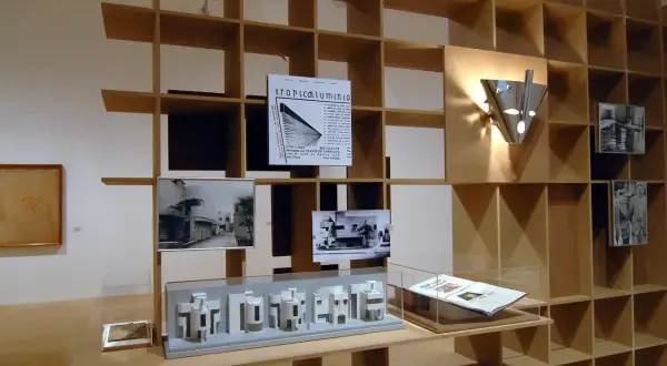 Ausstellung mit Holzregal, Architekturmodellen und Bildern. Tolle **selber bauen Raumteiler Ideen** für Ihr Zuhause.
