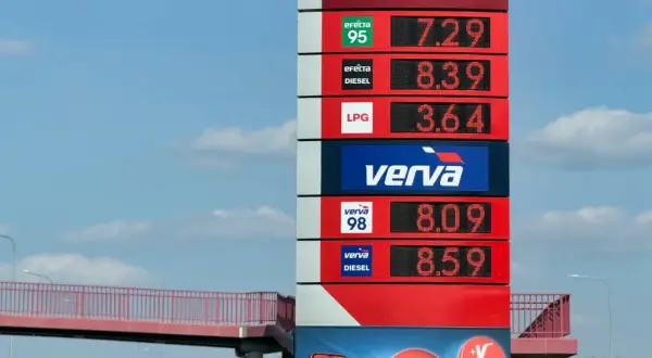 Cennik stacji paliw: benzyna 95 za 7.29, diesel za 8.39, LPG za 3.64, Verva 98 za 8.09, Verva Diesel za 8.59.