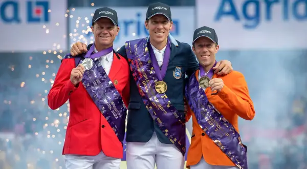 Henrik von Eckermann z kolegami na podium, z medalami i szarfami Mistrzostw Świata 2022.