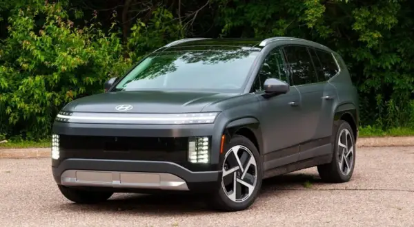 Hyundai Ioniq 9, un SUV elettrico dal design futuristico, con una linea luminosa orizzontale sul frontale e fari a LED verticali.