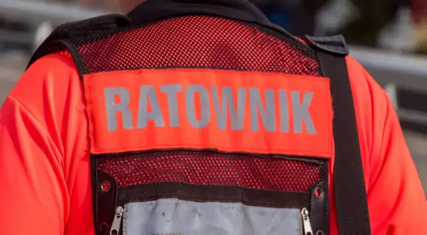 Ratownik medyczny w pomarańczowej kamizelce. Zastanawiasz się, ile zarabia ratownik medyczny?