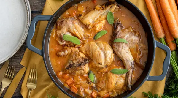 Deftiges Kaninchen in Schmortopf, ein köstliches stallhase rezept mit Karotten und Salbei.