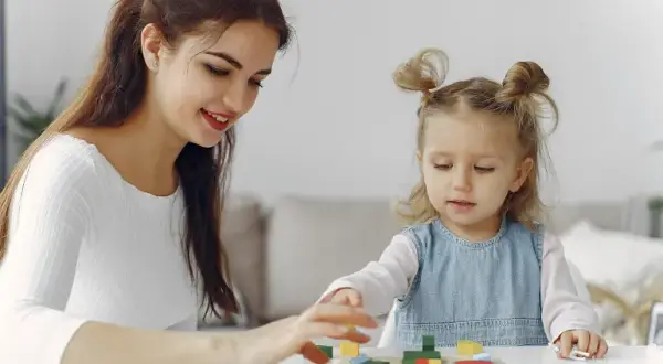 Czym jest wczesne wspomaganie rozwoju dziecka i jak może pomóc?