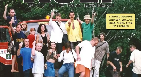 Kult gdy nie ma dzieci tekst. Grupa ludzi na tle ciężarówki, niektórzy machają.