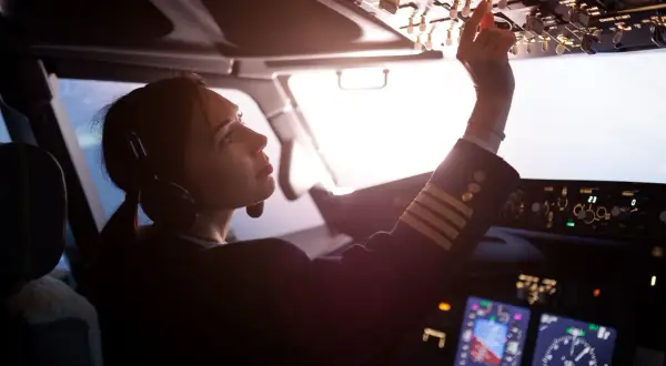 Pilotka z licencją PPL sprawdza panel sterowania w kokpicie.