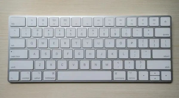 Klawiatura Apple. Skrót klawiszowy nowy folder: Command + Shift + N.