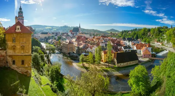 Idyllisches Panorama von Český Krumlov, Tschechien. Ein Fluss schlängelt sich durch die Stadt mit roten Dächern. Perfekt für Camping in Tschechien.