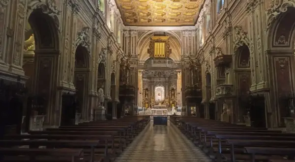 Navata della chiesa del Carmine a Napoli, con soffitto dorato e decorazioni barocche.