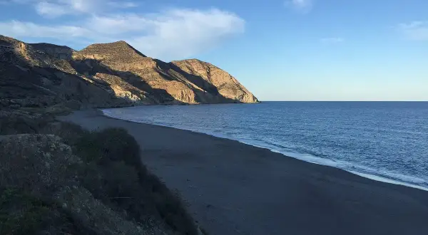 La playa del Algarrobico, con sus montañas doradas por el sol y el mar azul, invita a la calma.