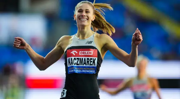 Uśmiechnięta biegaczka Kaczmarek świętuje zwycięstwo, być może ustanawiając rekord świata na 5km.
