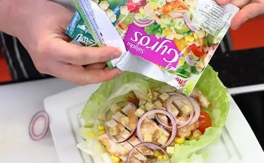 Sałatka gyros ile może stać w lodówce? Sprawdź, by uniknąć zepsucia