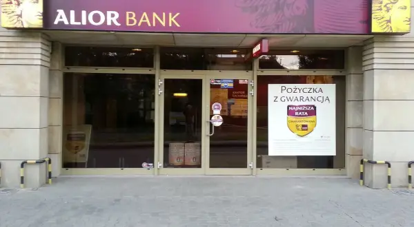 Elegancka fasada oddziału Alior Bank z neonem i informacją o pożyczce.