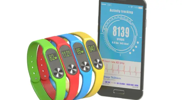 Kolorowe opaski fitness i smartfon z aplikacją do śledzenia aktywności. Zobacz, jak łatwo możesz monitorować kroki i kalorie, korzystając z tej funkcji, która działa jak krokomierz za darmo!
