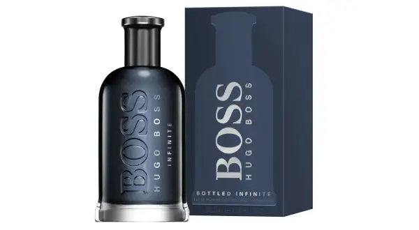 Flakon i pudełko perfum Hugo Boss Bottled Infinite. Elegancki, ciemnogranatowy zestaw, który sprawdzi się jako prezent.