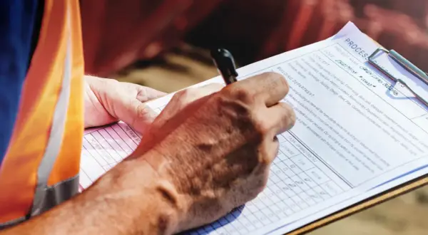Przegląd techniczny budynku: Kto uprawniony? Sprawdź zanim zapłacisz